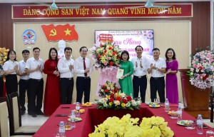 LÃNH ĐẠO TP VINH VÀ XÃ HƯNG ĐÔNG ĐẾN THĂM VÀ CHÚC MỪNG NGÀY 20/11