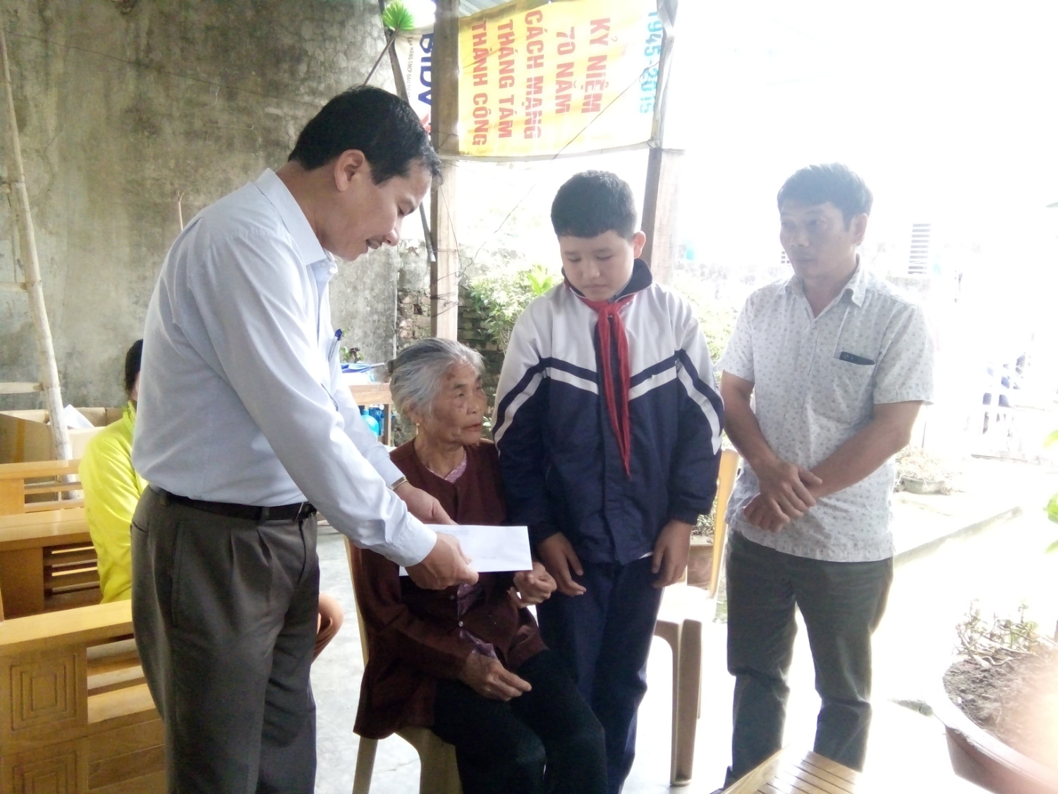 Đại diện Nhà trường và các tổ chức Đoàn thể trường THCS Nguyễn Trường Tộ động viên thăm hỏi gia đình em Hoàng Văn Đạt lớp 7A